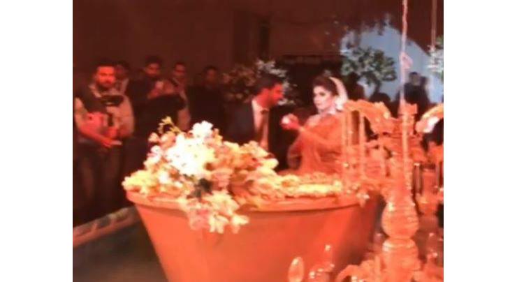 Faisalabadi couple enters their wedding in golden boat, video goes viral