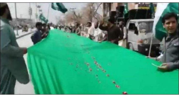 Pakistan Day celebrations: Quetta youth prepares 300-metre long Pakistani flag
