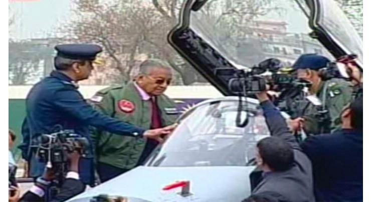 Malaysian Prime Minister briefed on JF-17 Thunder fighter jet