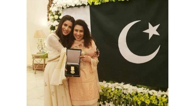 Mehwish Hayat dedicates Tamgha-e-Imtiaz to 'all the other girls in Pakistan who have a dream'
