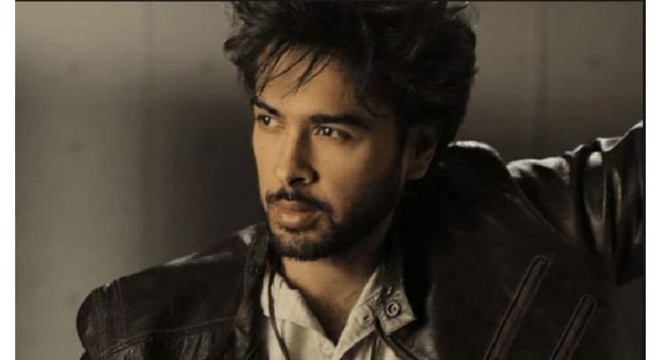Shehzad Roy backs Mehwish Hayat, says people waste no opportunity to tear down women