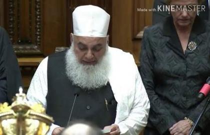 برلمان نیوزیلندا یستھل جلستہ الأولي بعد الھجوم الارھابي علي المسجدین بتلاوة آیات من القران الکریم لأول مرة في تاریخہ