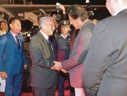 رئيس الوزراء الماليزي يعرض التعاون لنظيره الباكستاني في مكافحة الفساد