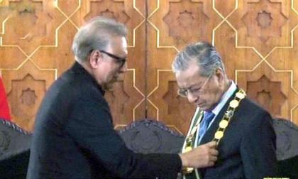 الرئيس الباكستاني يقلد رئيس الوزراء الماليزي أعلى الوسام المدني (نشان باكستان)