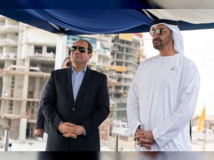 محمد بن زايد والرئيس المصري يطلعان على مشاريع مدينة العلمين الجديدة قيد الإنشاء 