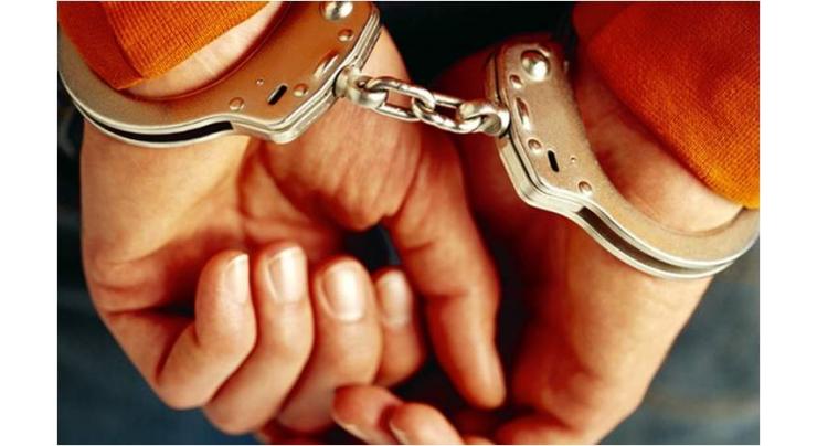 Two proclaimed offenders among five held with contraband in Faisalabad
