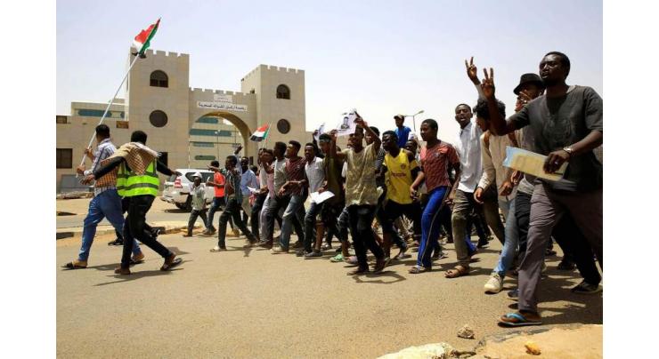 Protesters mass outside Sudan army complex

