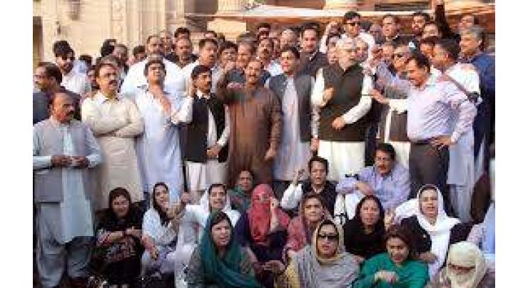 PML-N MPAs protest against inflation