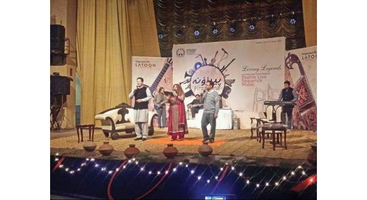 Nazia Iqbal, Zarsanga mesmerized audience at family cultural show
