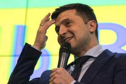الممثل الكوميدي زيلينسكي يتصدر الانتخابات الرئاسية الأوكرانية بعد فرز 70 بالمئة من الأصوات
