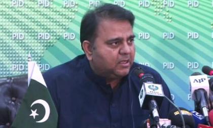 وزير الإعلام الباكستاني يتهم الحكومات الماضية بدفع البلاد إلى القروض الهائلة