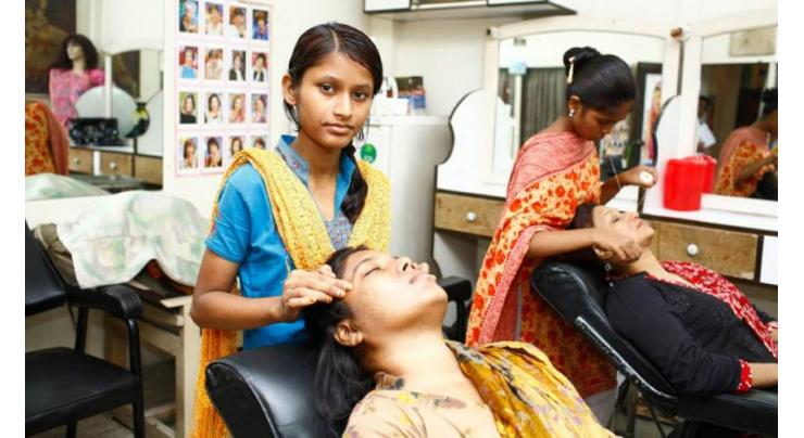Beauty salons experiencing rush of enthusiasts ahead of Eid festival
