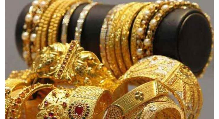Gold price hit all time high at Rs 72,600 per tola
