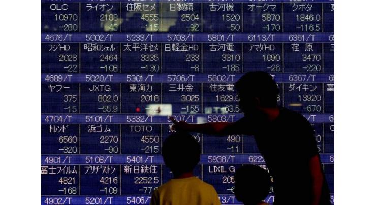 Asian markets edge up as trade fears persist 