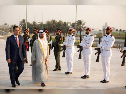خليفة بن طحنون يستقبل رئيس الوزراء اليمني في واحة الكرامة