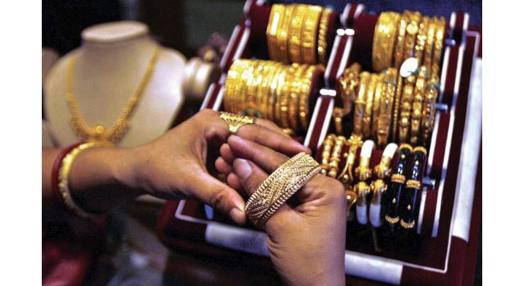 Gold price soars by Rs 700, traded at Rs 84,100 per tola

