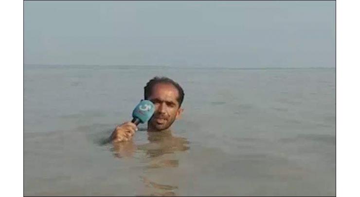 This Pakistani reporter gave beeper from neck-deep water, video goes viral