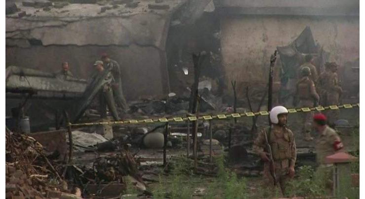 17 people killed in military plane crash in residential area in Pakistan