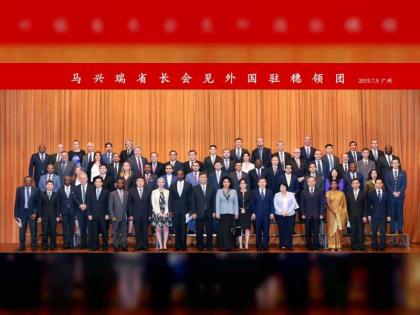 قنصل عام الدولة يشارك في اجتماع البعثات الدبلوماسية مع حاكم مقاطعة كوانغ دونغ الصينية