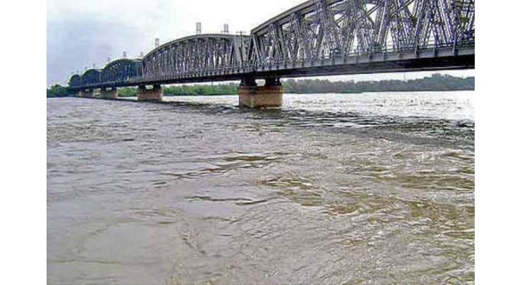 Rivers Indus, Kabul continue flow in low flood
