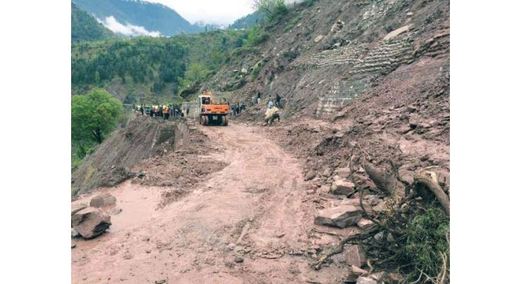 Landslide blocks Naltar Road in GB
