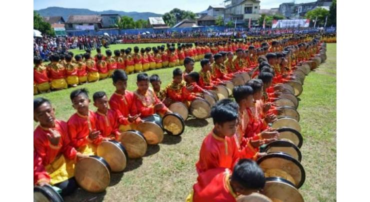 Acehnese hold mass dance for Indonesian independence day
