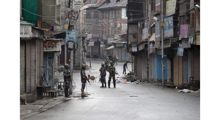 People defy curfew, hold demo in Srinagar
