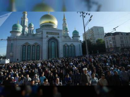 آلاف المسلمين يؤدون صلاة العيد في جامع موسكو الكبير 