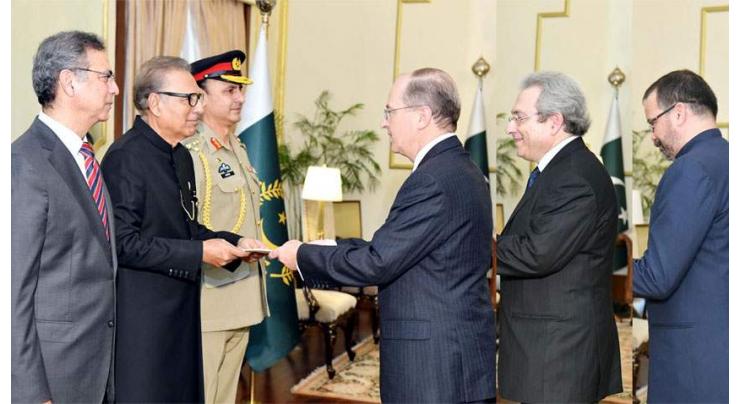 Non-resident envoys of five countries present credentials to president
