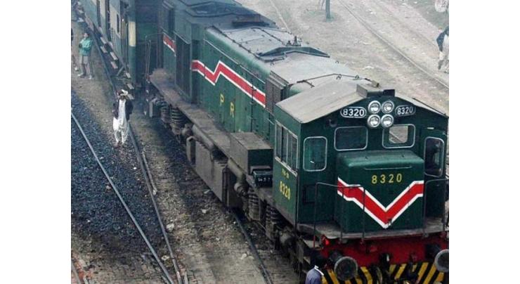 Khushal Khan Khattak Express narrowly escapes accident
