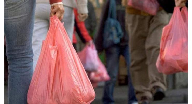 Sabzi Mandi, Aabpara fruit vendors using plastic bags despite ban
