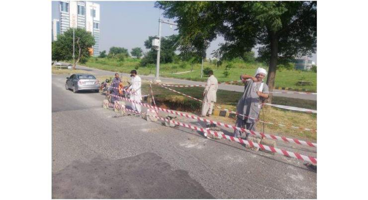 Repair, maintenance work of roads continue in Lahore
