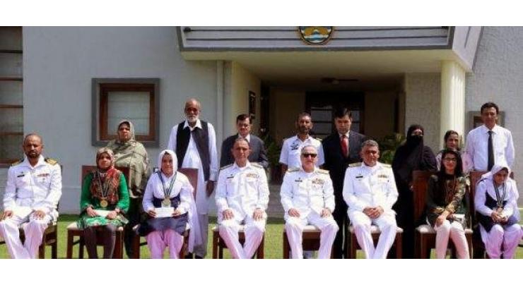 Naval Chief confers medals on outstanding students
