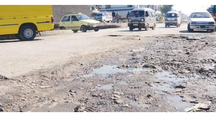 Dilapidated roads in Loralai pose threat to commuters' lives
