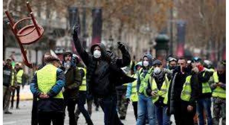 Police Use Tear Gas to Disperse Yellow Vest Protesters in Paris