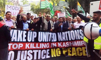 احتجاجات امام السفارة الھندیة لدي لندن ضد تحرک الھند في منطقة کشمیر المحتلة