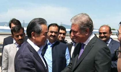 وزیر الخارجیة الباکستاني شاہ محمود قریشي یستقبل نظیرہ الصیني وانغ شي