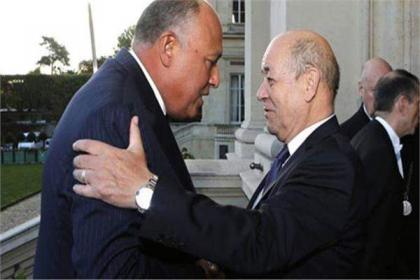 وزیر الخارجیة المصري سامح شکري یستقبل نظیرہ الفرنسي جون ایف لودریان