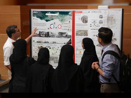 &quot;الدار&quot; وجامعة الإمارات تحتفيان بالطلاب الفائزين بمسابقة التصميم. ‪