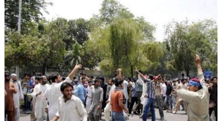 Sindh University employees' JAC locks down offices in protest
