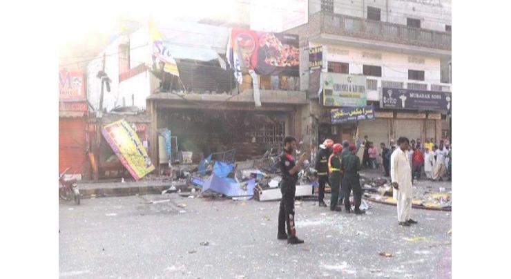 Gas leakage explosion destroys 3 shops in Karachi
