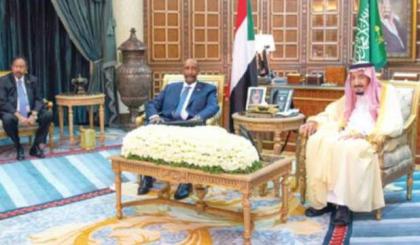 الملک السعودي سلمان بن عبدالعزیز یستقبل رئیس الوزراء السوداني الدکتور عبداللہ حمدوک