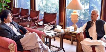 رئیس وزراء حکومة اقلیم خیبربختونخوا محمود خان یلتقي رئیس الوزراء عمران خان