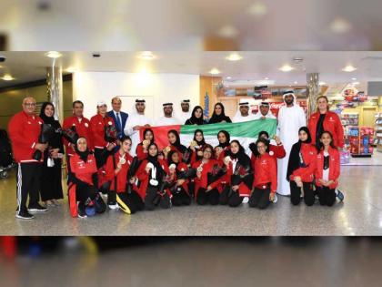 استقبال بعثة المبارزة للفتيات بالورود بعد إنجازها الكبير في الدورة الخليجية 