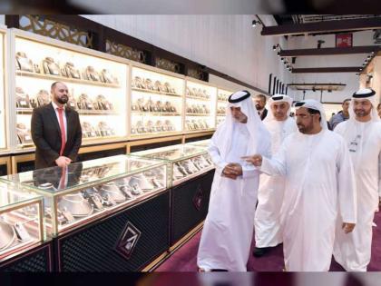 نهيان بن مبارك يفتتح معرض المجوهرات والساعات في أبوظبي