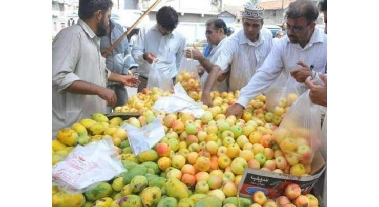 Deputy Commissioner Jhang visits fruit, vegetable market
