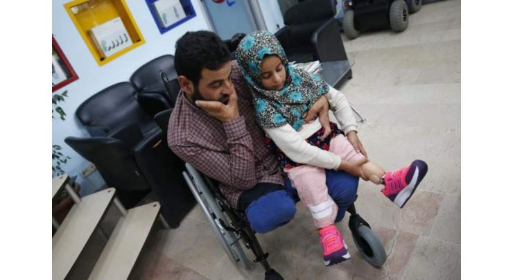 Syria teen gets prosthetic limb in Turkey
