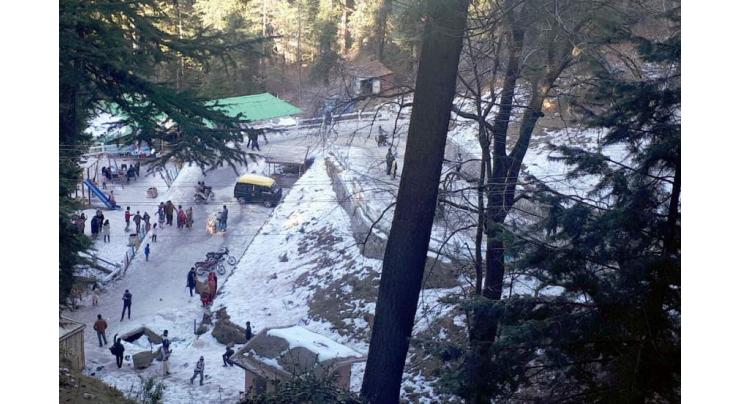 Murree receives four inches snowfall
