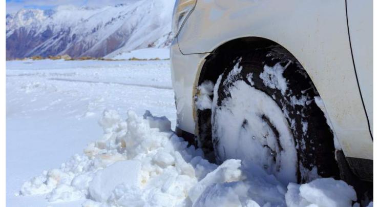 Heavy snow snarls traffic, shuts schools in Iran capital
