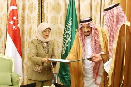 الملک السعودي سلمان بن عبدالعزیز یستقبل رئیسة جمھوریة سنغافورة حلیمة یعقوب